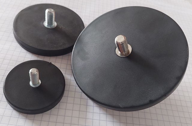 Uchwyty magnetyczne w obudowie gumowej w z gwintem zewnętrznym CZARNE